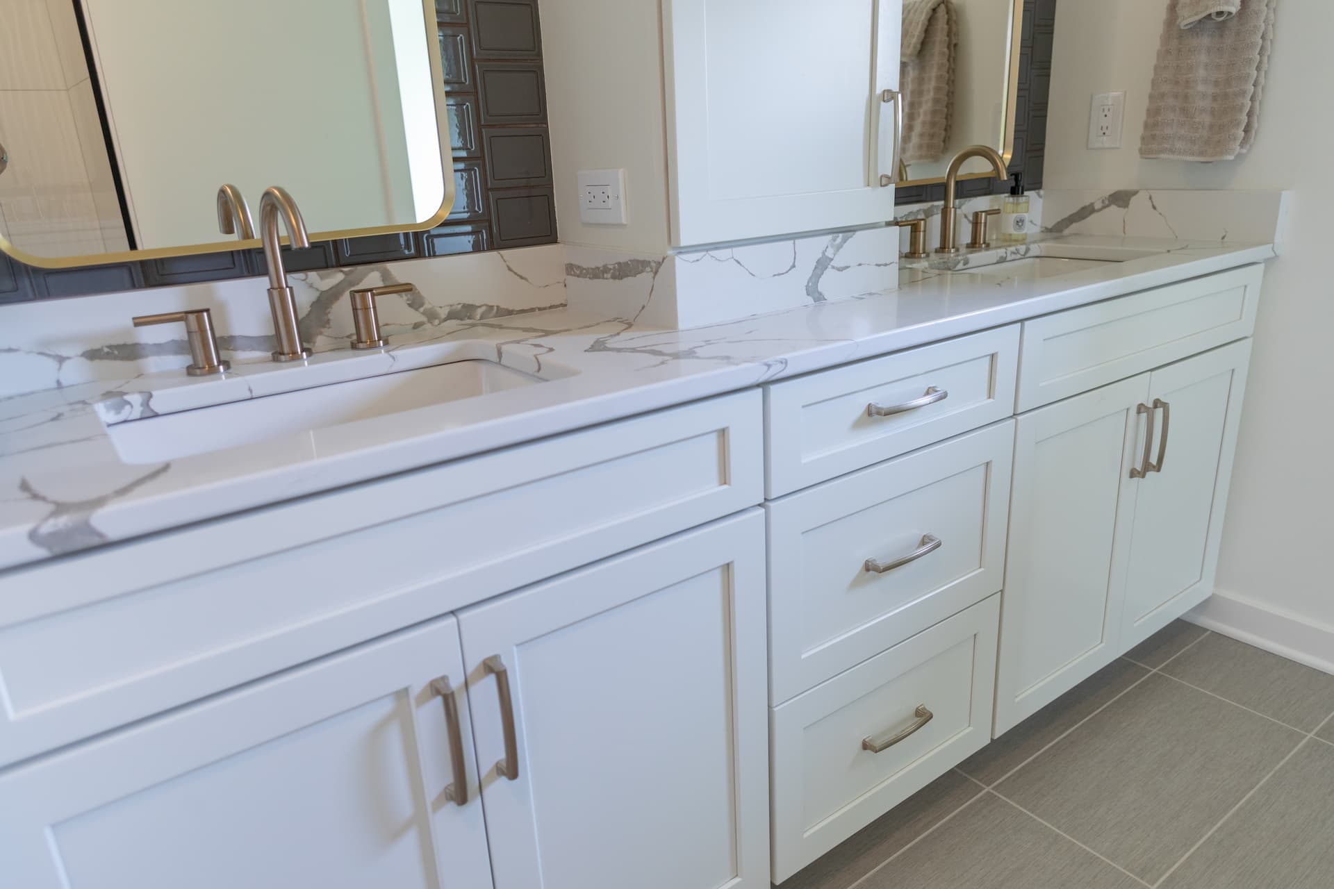 bathroom 2 sinks (1)