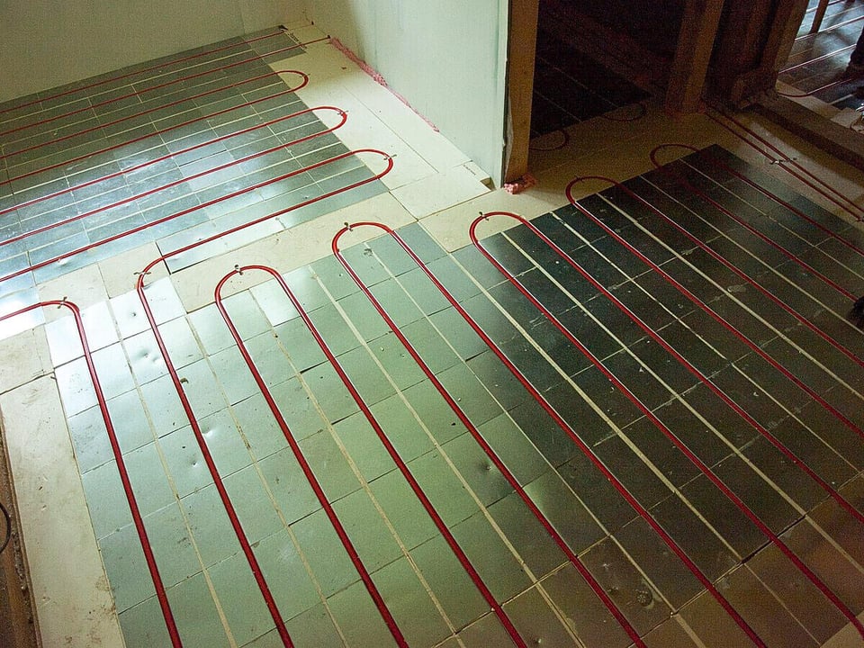 Hydronic heating floor installed in a bathroom