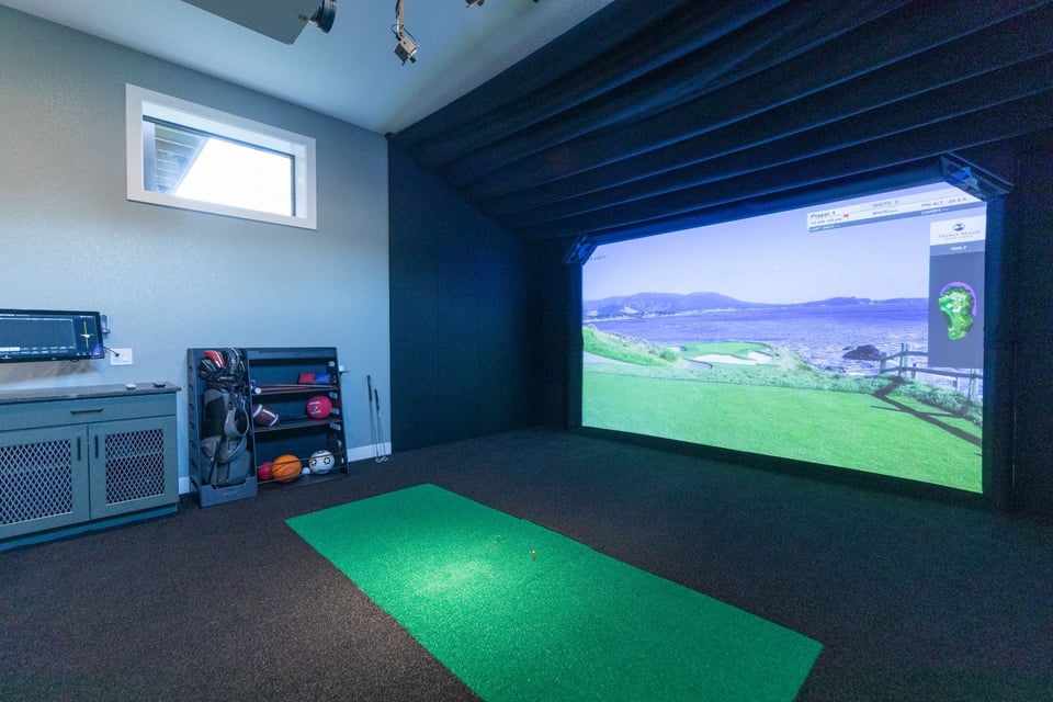 Gulf stimultor screen with artificial turf in a game stimulator room