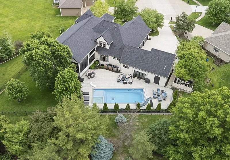 Now that's a back yard. 